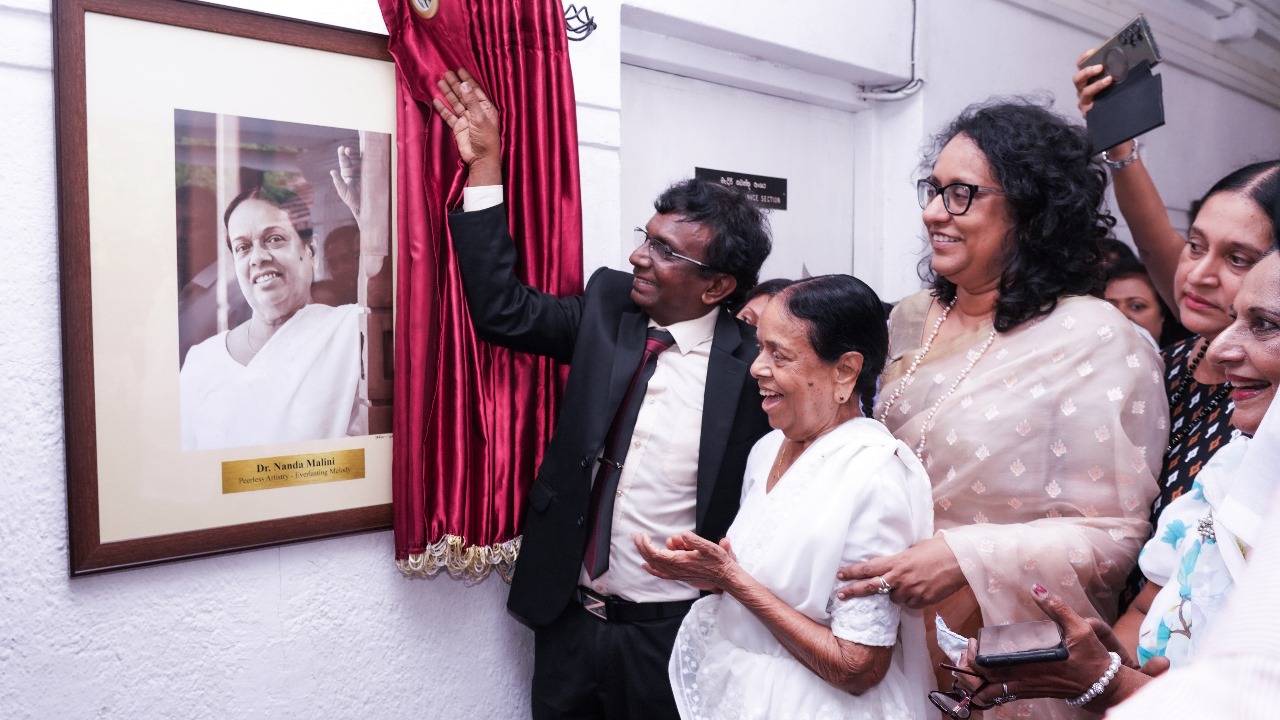ශ්රී ලංකා ගුවන්විදුලි සංස්ථාවේ 9 වන මැදිරිය ‘නන්දා මාලිනී මැදිරිය’ ලෙස නම් කෙරේ ශ්රී ලංකා ගුවන්විදුලි සංස්ථාවේ 9 වන මැදිරිය ‘නන්දා මාලිනී මැදිරිය’ ලෙස නම් කෙරේ