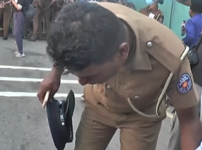 විපක්ෂයේ විරෝධතාව අතරතුර පොලිස් නිලධාරියෙක්ට ප්රහාරයක් විපක්ෂයේ විරෝධතාව අතරතුර පොලිස් නිලධාරියෙක්ට ප්රහාරයක්