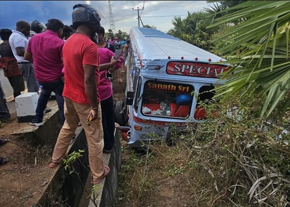 බස් රථයක් පෙරළී අයෙකු මරුට – 57ක් රෝහලට
