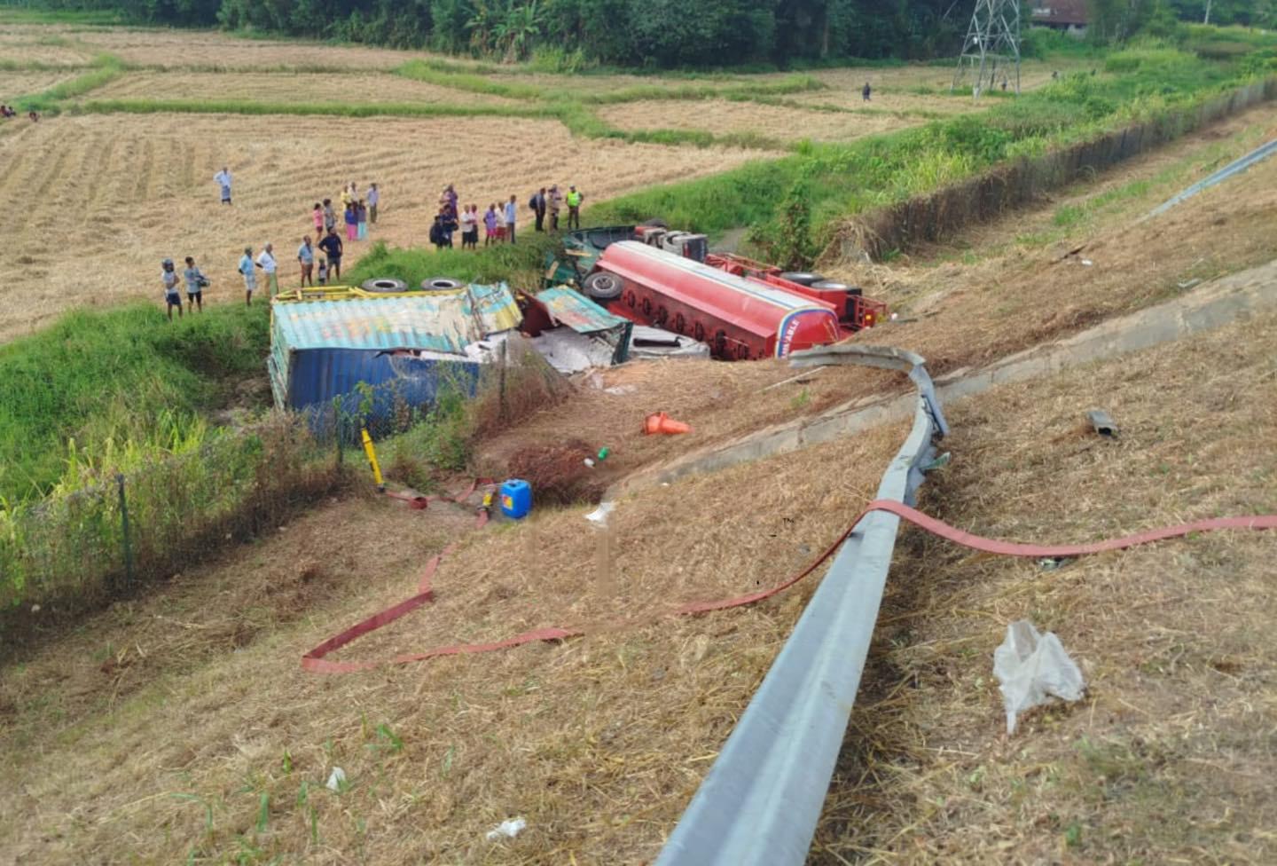 දෙදෙනෙකුට දිවි අහිමි කළ මධ්යම අධිවේගයේ අනතුර දෙදෙනෙකුට දිවි අහිමි කළ මධ්යම අධිවේගයේ අනතුර