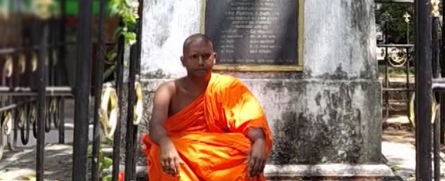 මහින්දගේ ආරක්ෂාව ඉල්ලා හිමිනමක් උපවාසයක මහින්දගේ ආරක්ෂාව ඉල්ලා හිමිනමක් උපවාසයක
