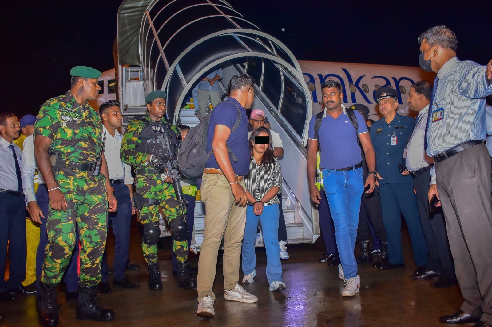 ඉෂාරා සෙව්වන්දි ඇතුළු කණ්ඩායම මෙරටට රැගෙන ආපු හැටි (Photos) ඉෂාරා සෙව්වන්දි ඇතුළු කණ්ඩායම මෙරටට රැගෙන ආපු හැටි (Photos)