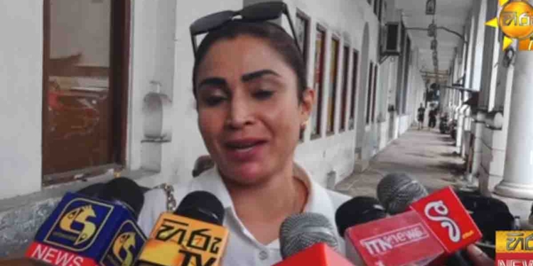 මම පද්මෙව දන්නේ නෑ – පද්මේත් එක්ක ගත්ත පිංතූරය අවරුදු උත්සවයකදී ගත්ත එකක් මම පද්මෙව දන්නේ නෑ – පද්මේත් එක්ක ගත්ත පිංතූරය අවරුදු උත්සවයකදී ගත්ත එකක්
