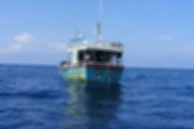 සැක කටයුතු ධීවර යාත්රාවක් නාවික හමුදා භාරයට සැක කටයුතු ධීවර යාත්රාවක් නාවික හමුදා භාරයට