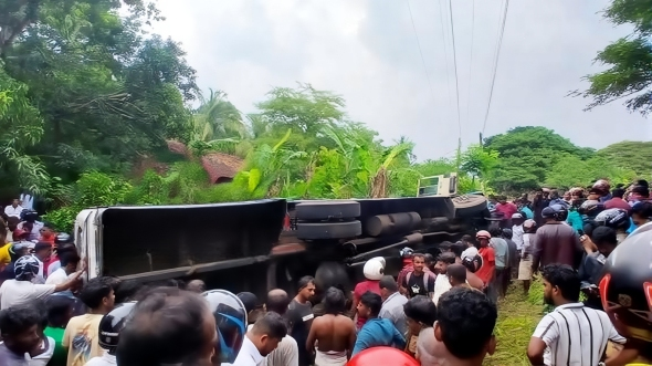 තලාව බිහිසුණු බස් අනතුරෙන් 40 කට තුවාල – උසස් පෙළ සිසුවෙක් මරුට