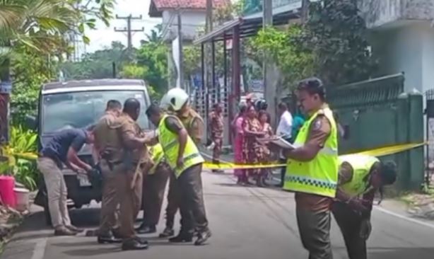 අම්බලන්ගොඩ වෙඩි තැබීමෙන් කරන්දෙණිය සුද්දාගේ මස්සිනා මරුට – වෙඩික්කරුවන් පලා ගිය මෝටර් රථයත් සොයා ගනී අම්බලන්ගොඩ වෙඩි තැබීමෙන් කරන්දෙණිය සුද්දාගේ මස්සිනා මරුට – වෙඩික්කරුවන් පලා ගිය මෝටර් රථයත් සොයා ගනී