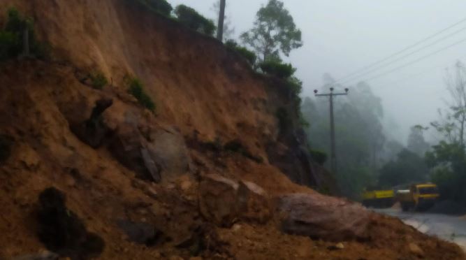 වලපනේ නායයෑමකින් සිව් දෙනෙකු ජීවිතක්ෂයට