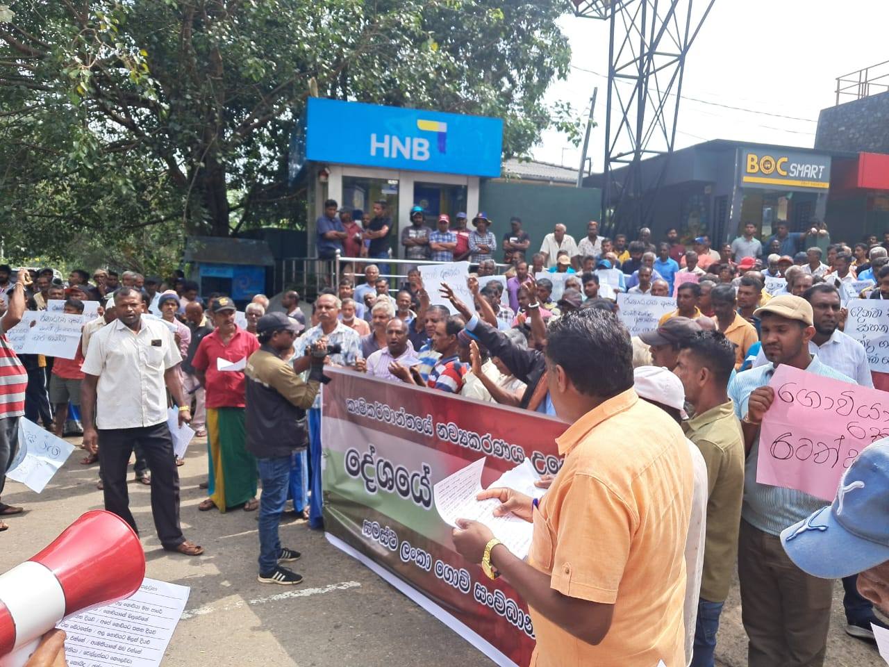 අයවැයට විරෝධය පාමින් ගොවීන් පාරට එයි අයවැයට විරෝධය පාමින් ගොවීන් පාරට එයි