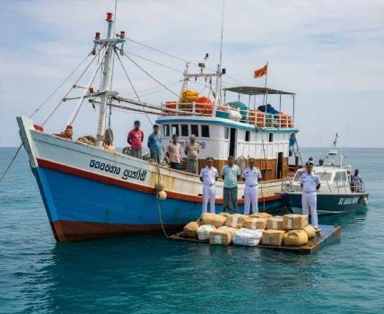 සැකකරුවන් 06 සමඟ ධිවර යාත්රාවක් අත්අඩංගුවට සැකකරුවන් 06 සමඟ ධිවර යාත්රාවක් අත්අඩංගුවට