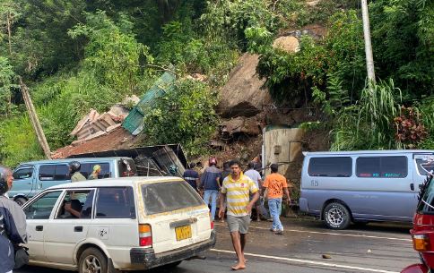 පහළ කඩුගන්නාව ප්‍රදේශයේදී නිවසක් හා වෙළෙඳසැලක් මතට පස් කඳු කඩාවැටීමක්