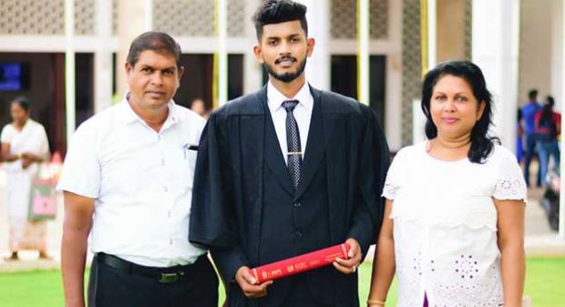 කුඩු සමඟ හසුවූ විදුහල්පතිගේ බිරිඳ කොස්ගොඩ සුජීගේ ඥාතිවරියක් කුඩු සමඟ හසුවූ විදුහල්පතිගේ බිරිඳ කොස්ගොඩ සුජීගේ ඥාතිවරියක්