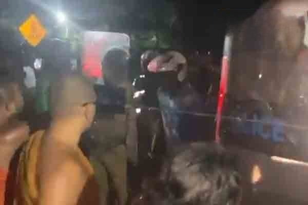 ත්රිකුණාමලයේ බුදු පිළිමයක් ඉවත් කිරීමේ සිද්ධිය ගැන පොලීසියෙන් පැහැදිලි කිරීමක් ත්රිකුණාමලයේ බුදු පිළිමයක් ඉවත් කිරීමේ සිද්ධිය ගැන පොලීසියෙන් පැහැදිලි කිරීමක්